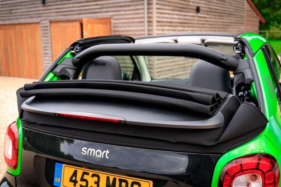 Детали интерьера Smart ForTwo Prime Electric Drive Cabrio (A453) 2017 года  (UK) (фото 17 из 35)